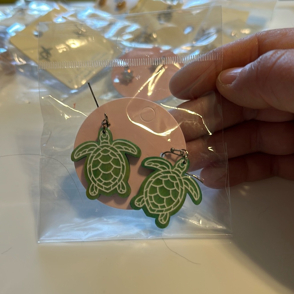 Turtle dangle earrings new prep obsessed